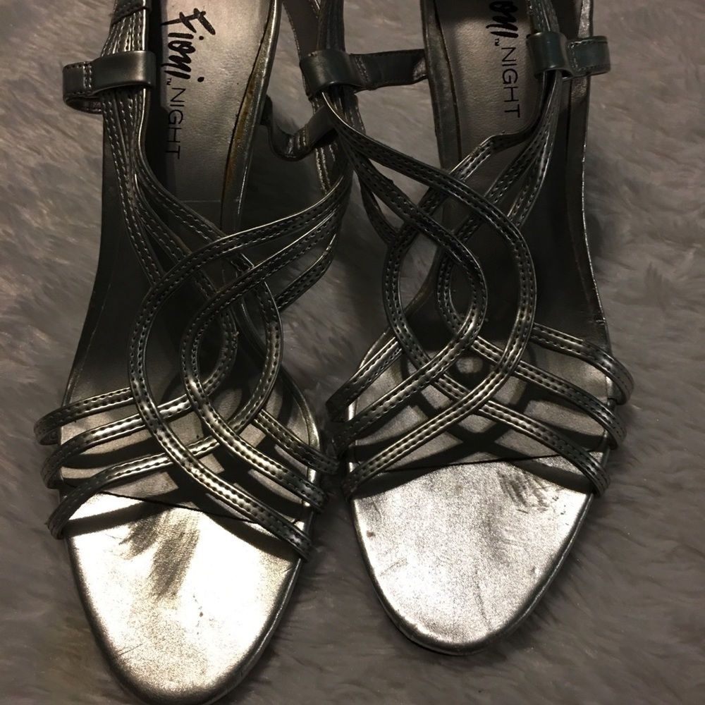 Silver Heels - Picture 4 of 8